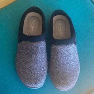 Easy spirit slip ons.